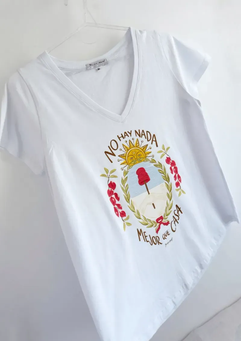 Remera de algodón escote V - Cápsula Arg. Escudo Talle XL - Haya Paz