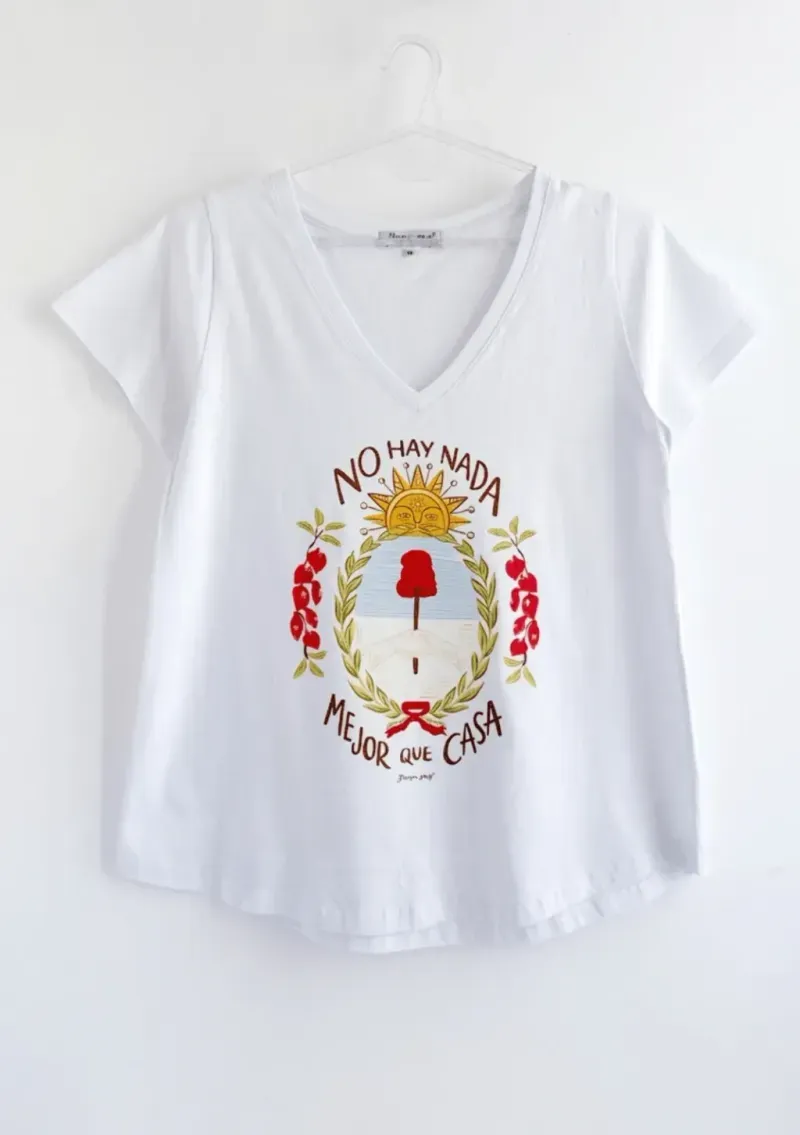 Remera de algodón escote V - Cápsula Arg. Escudo Talle XL - Haya Paz