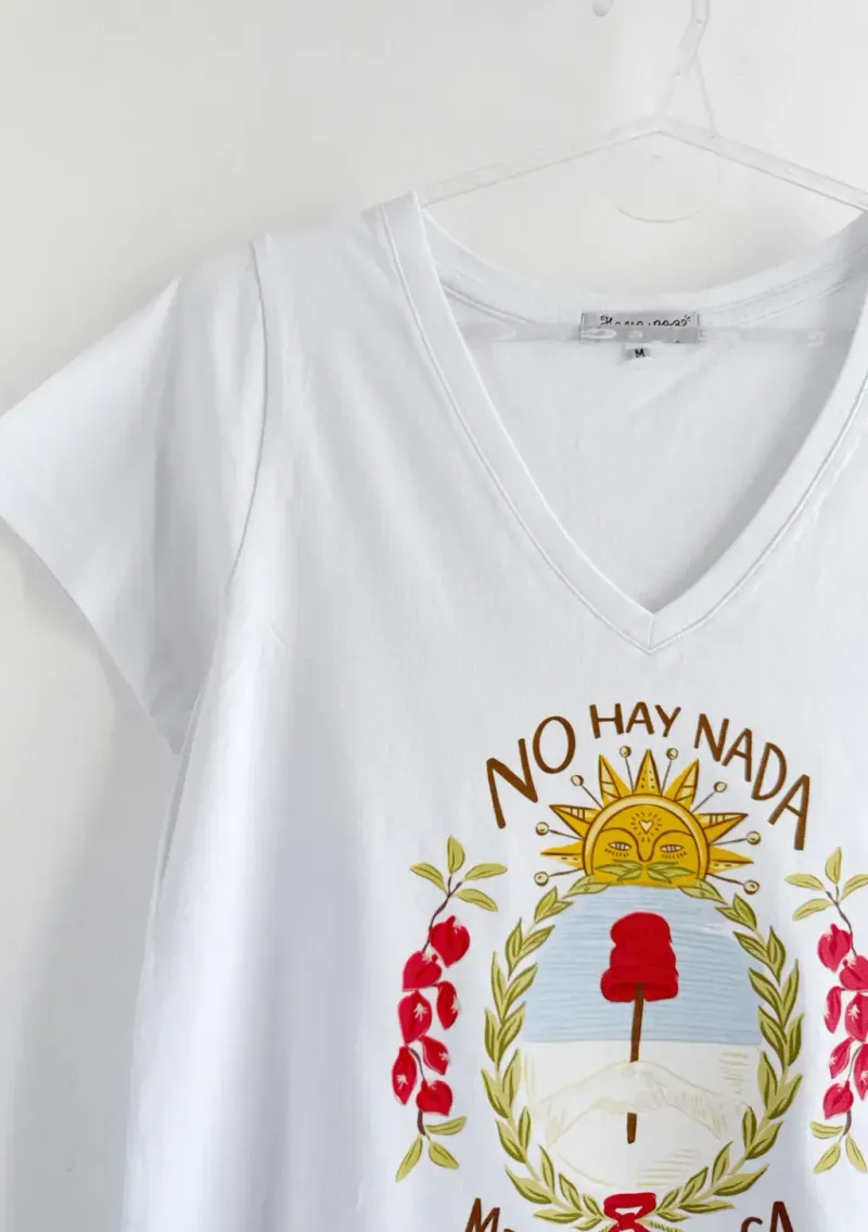 Remera de algodón escote V - Cápsula Arg. Escudo Talle XL - Haya Paz