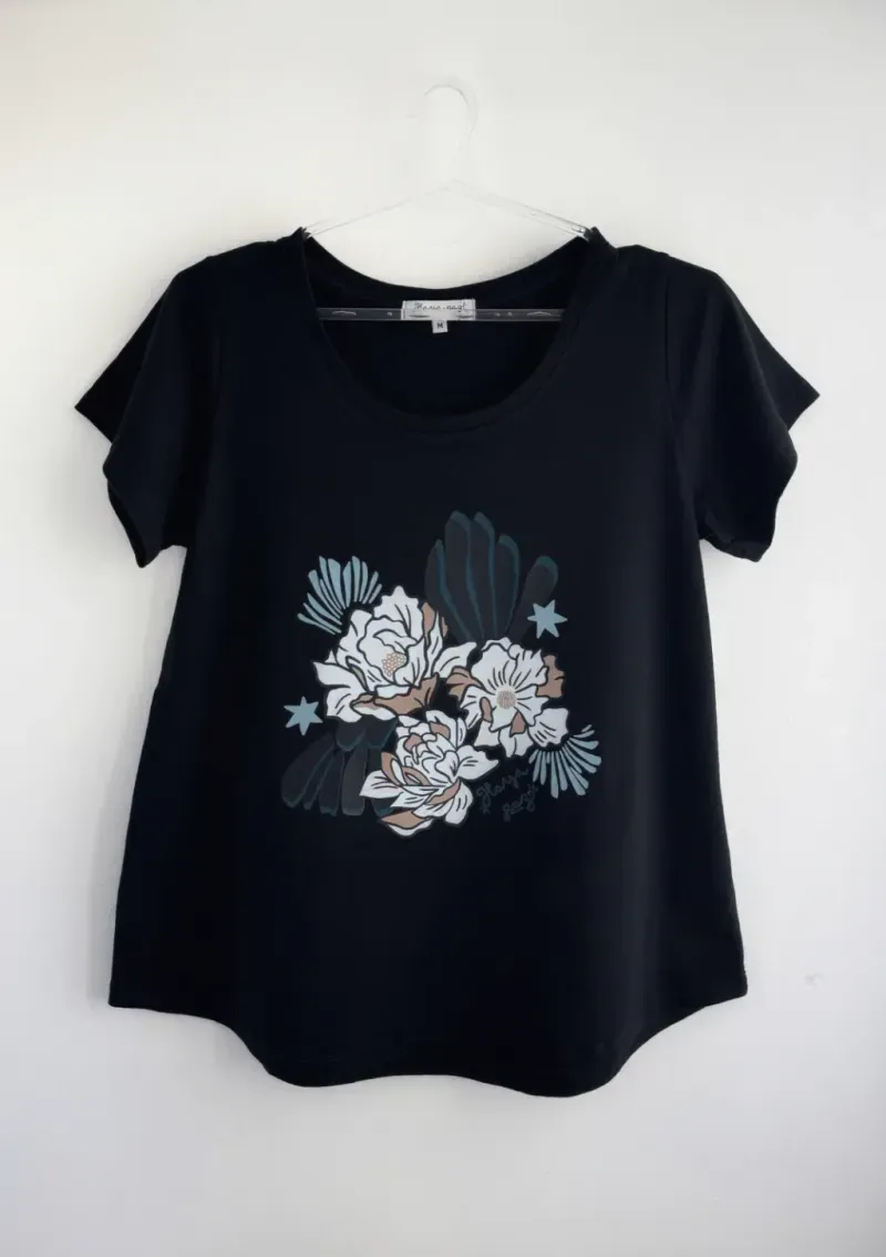 Remera de algodón escote redondo - Flores Azulinas Talle L - Haya Paz