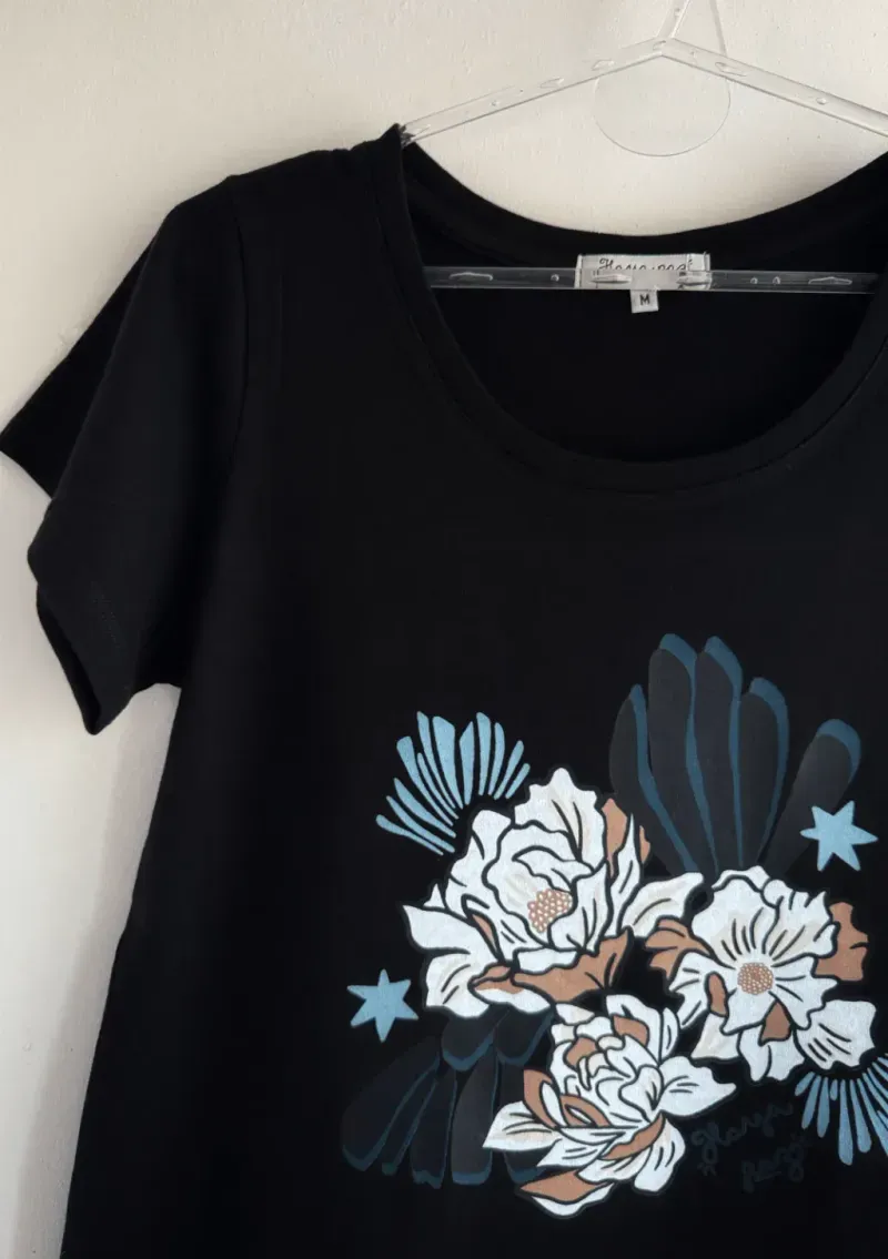 Remera de algodón escote redondo - Flores Azulinas Talle L - Haya Paz