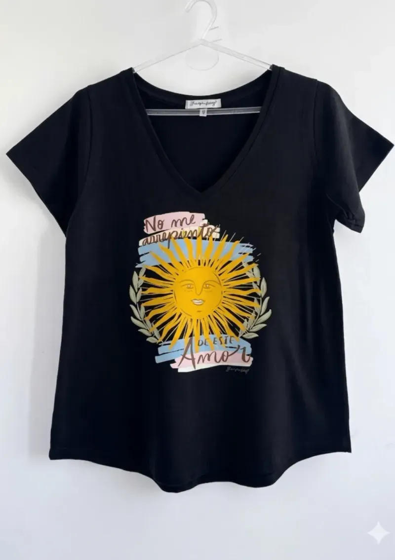 Remera de algodón escote V - Cápsula Arg. Sol Talle L - Haya Paz