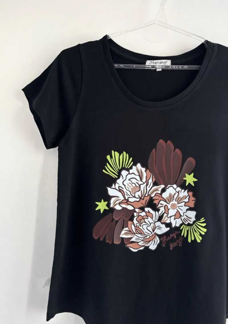 Remera de algodón escote redondo - Flores Dubai Talle L - Haya Paz
