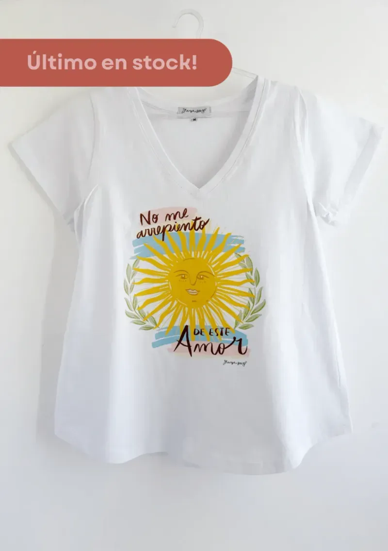Remera de algodón escote V - Cápsula Arg. Sol Talle L - Haya Paz