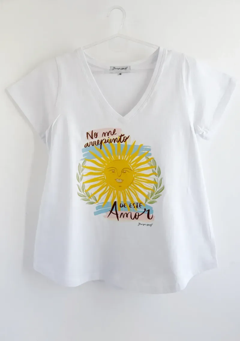 Remera de algodón escote V - Cápsula Arg. Sol Talle L - Haya Paz