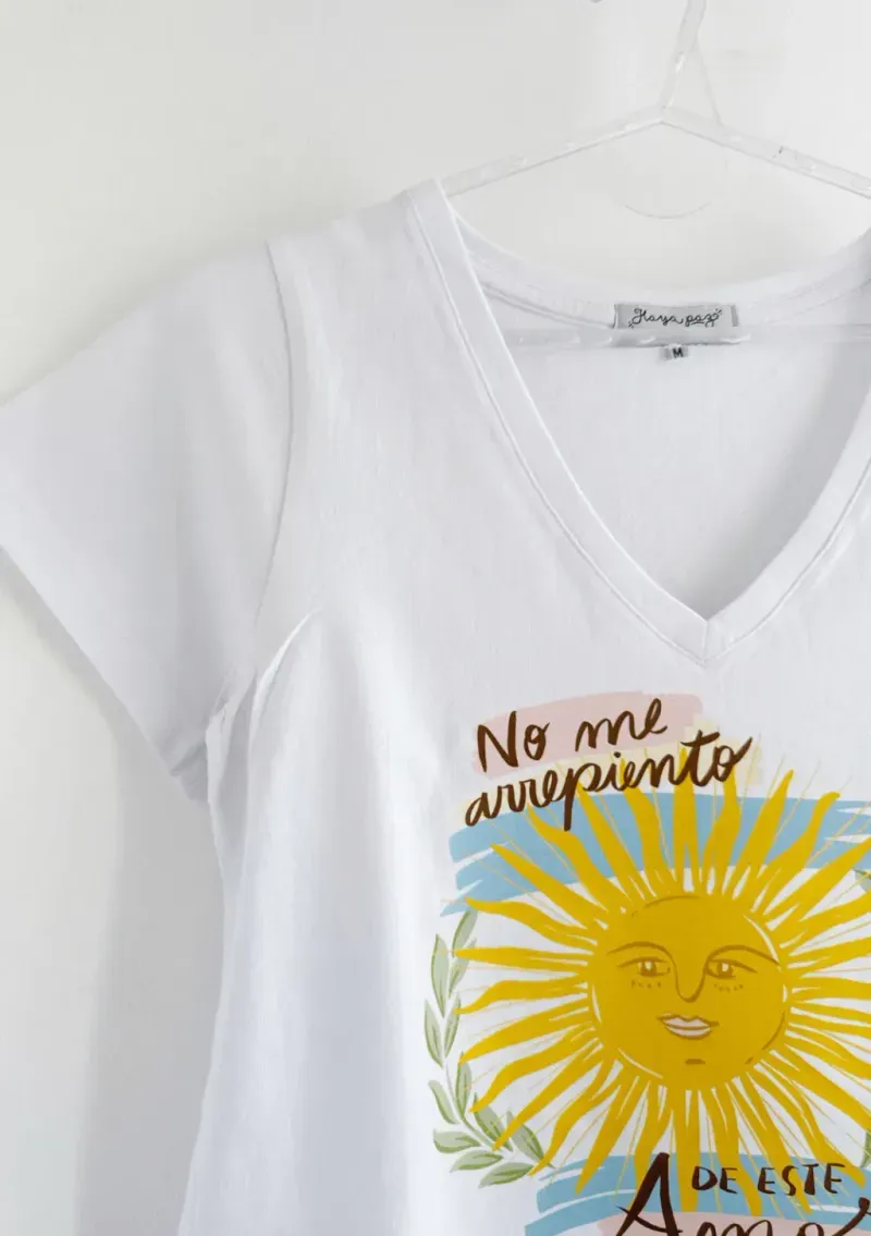 Remera de algodón escote V - Cápsula Arg. Sol Talle L - Haya Paz