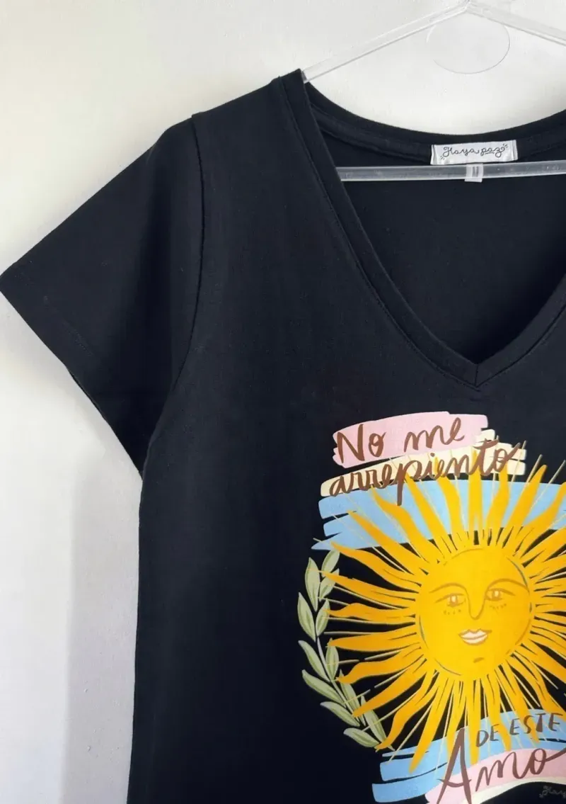 Remera de algodón escote V - Cápsula Arg. Sol Talle M - Haya Paz