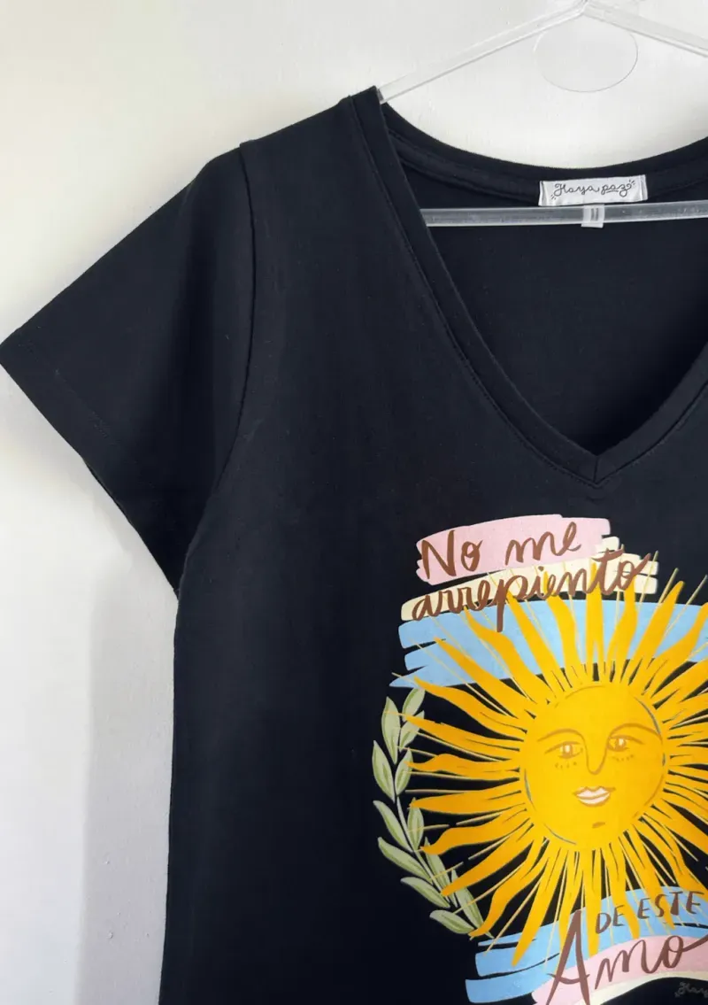 Remera de algodón escote V - Cápsula Arg. Sol Talle M - Haya Paz