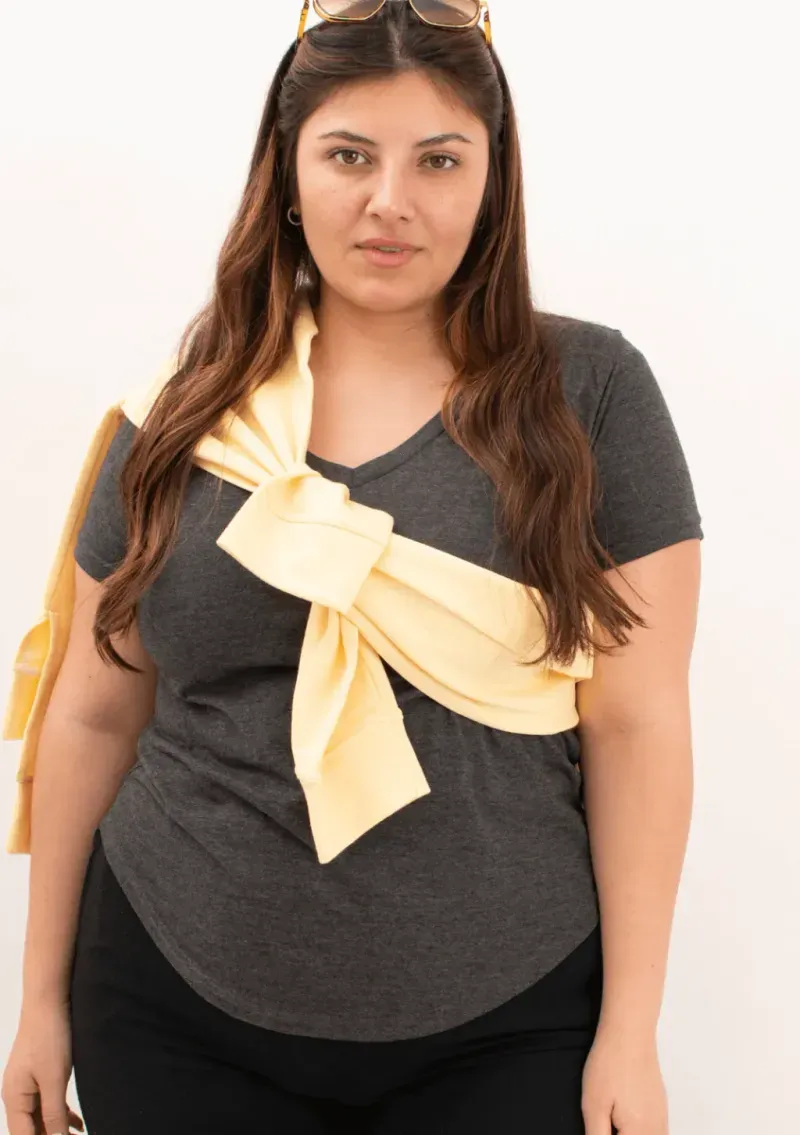 Remera básica de algodón escote V - Gris topo mel. Talle L - Haya Paz