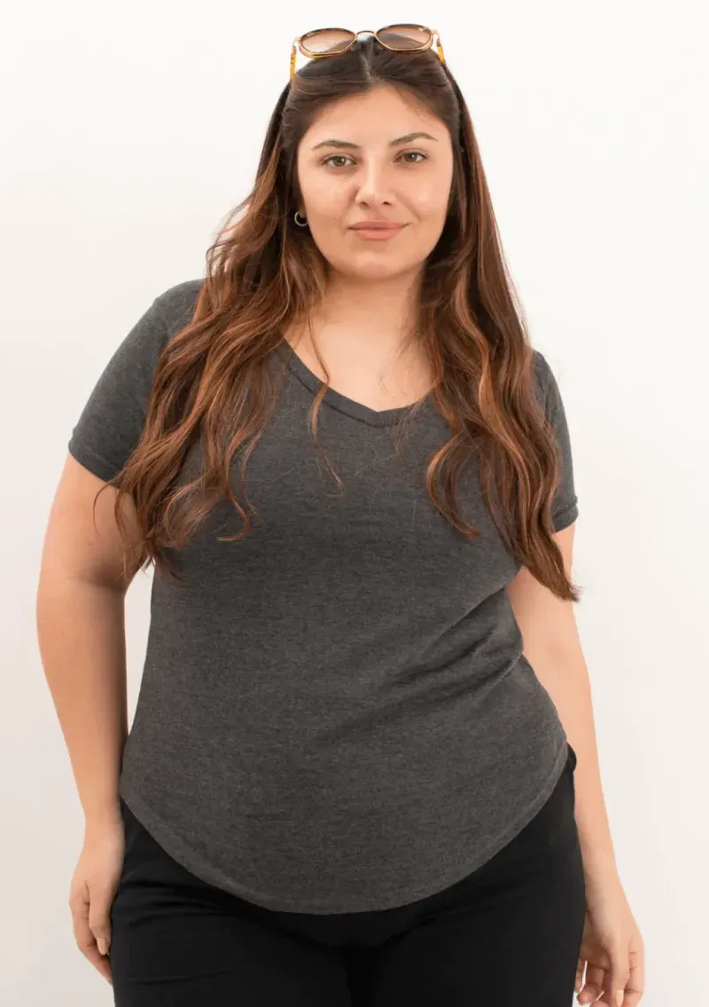 Remera básica de algodón escote V - Gris topo mel. Talle L - Haya Paz