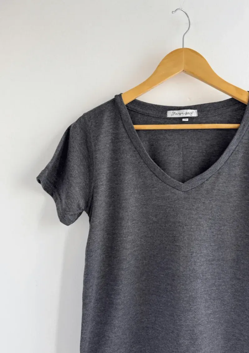 Remera básica de algodón escote V - Gris topo mel. Talle L - Haya Paz