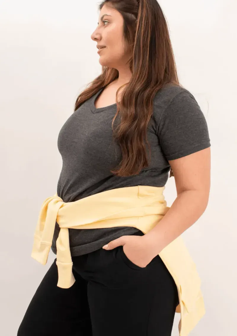 Remera básica de algodón escote V - Gris topo mel. Talle L - Haya Paz