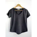 Remera básica de algodón escote V - Gris topo mel. Talle L - Haya Paz