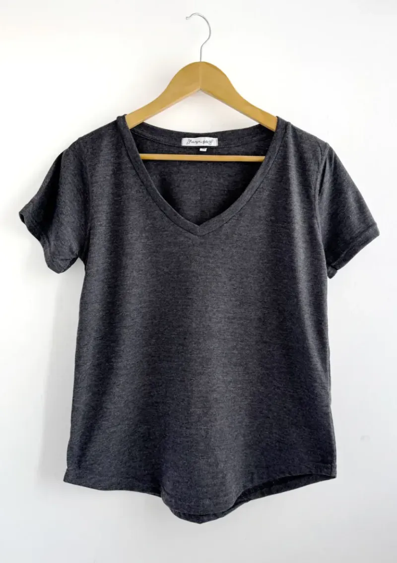 Remera básica de algodón escote V - Gris topo mel. Talle L - Haya Paz