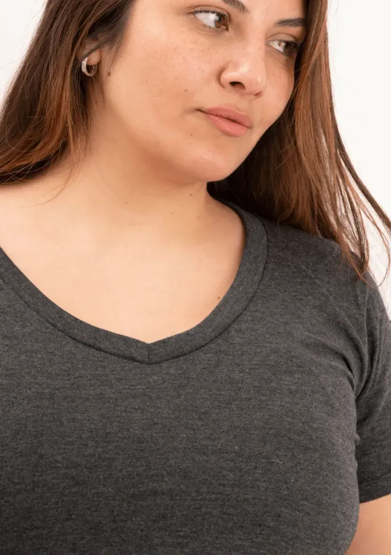 Remera básica de algodón escote V - Gris topo mel. Talle L - Haya Paz