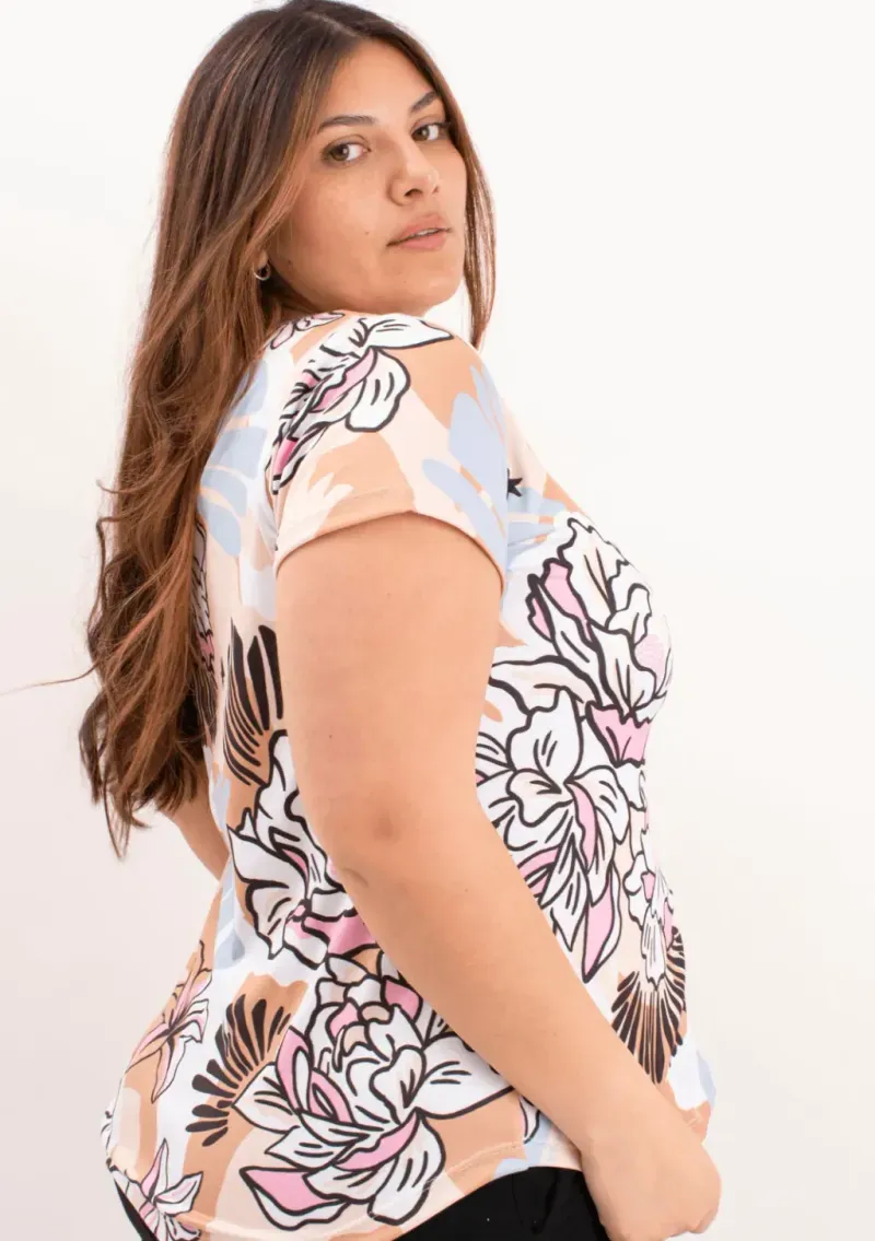 Remera de modal soft - Susan Estampa excl. flores celeste Talle M - Haya Paz