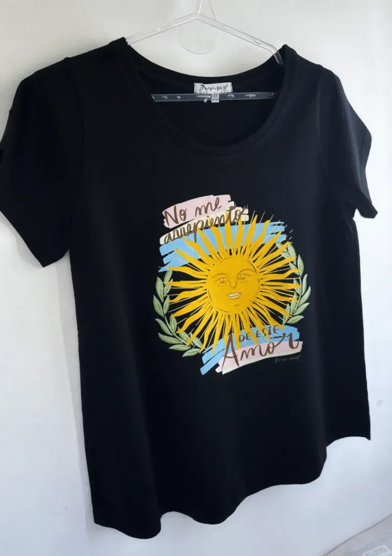 Remera de algodón escote redondo - Cápsula Arg. Sol Talle L - Haya Paz