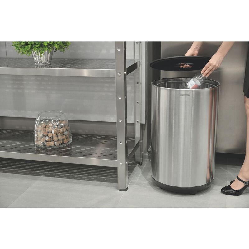 Cesto de Residuos Bella Tramontina de Acero Inoxidable Scotch Brite, Ruedas y Tapa de MDF Negro 65 l